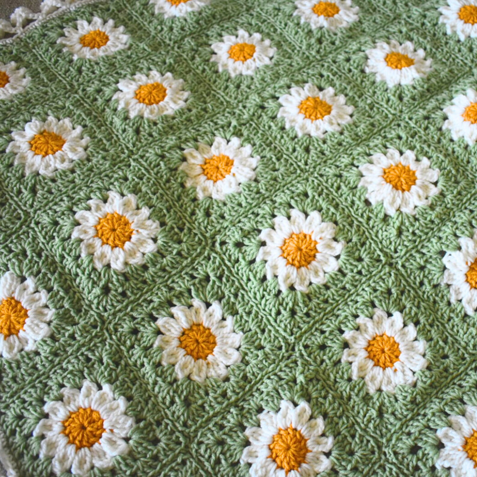 Daisy Flower Granny Square Crochet Blanket Pattern.